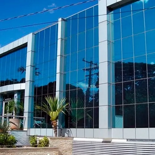 Fachada com película residencial aplicada