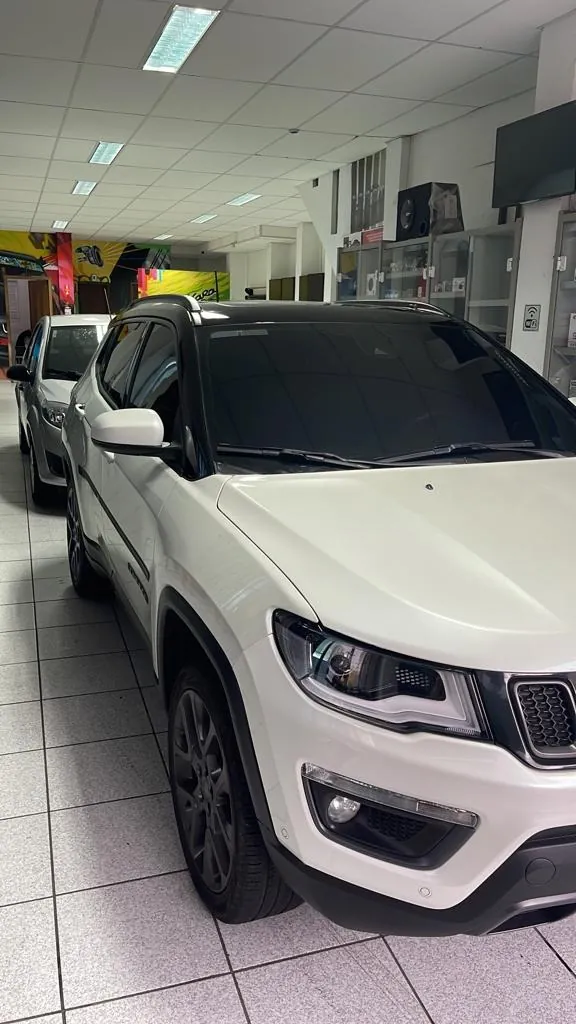 Carro branco em atendimento